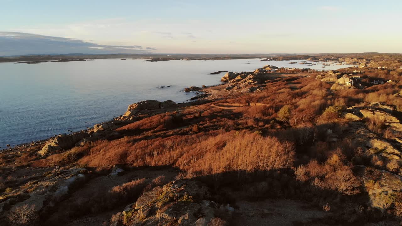 imágenes de drones de la costa sur de noruega al atardecer