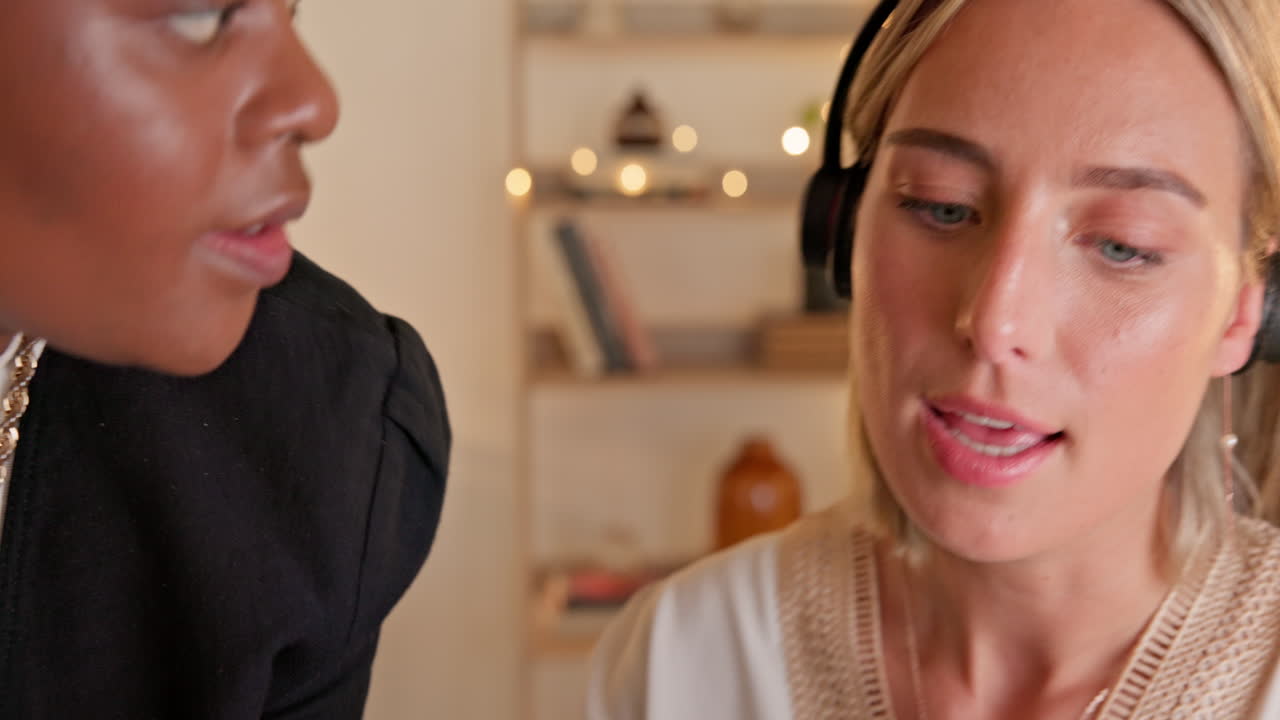 여성, 콜 센터 코치와 컴퓨터에 의해 밤