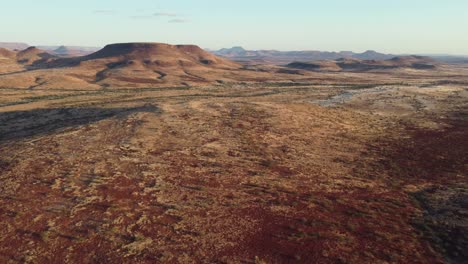 escénico paisaje aéreo del árido desierto de damaraland del norte de namibia