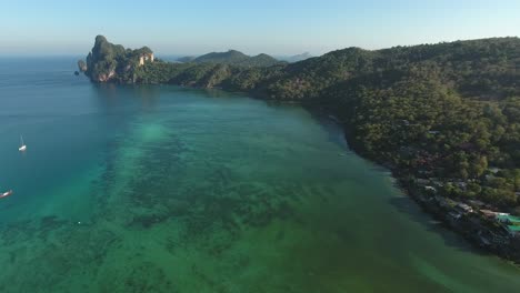 la costa del océano de kauai, hawai, vista aérea de un avión no tripulado