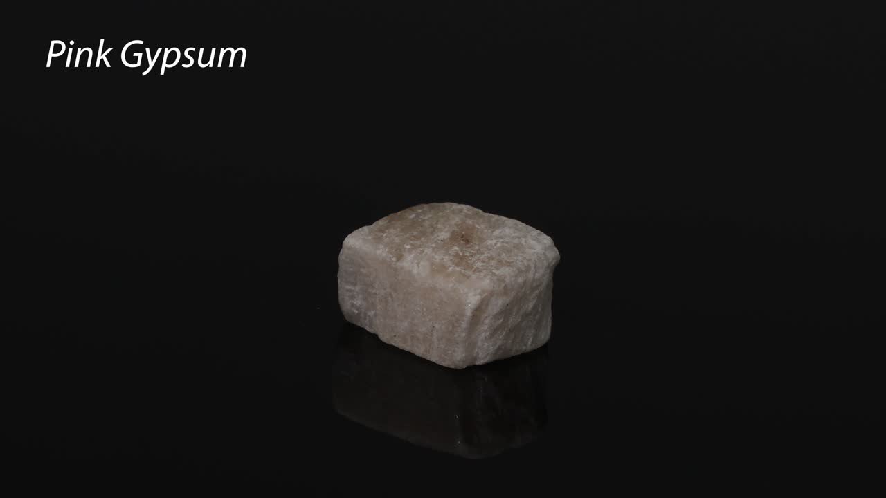 검은색 배경에 회전하는 분홍색 지프스 크리스탈