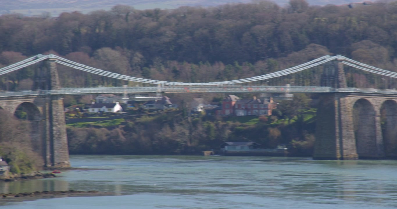 Panorâmica da direita para a esquerda da ponte pênsil de Menai e do Estreito de Menai, a partir da Ffordd Caergybi, Llanfairpwllgwyngyll