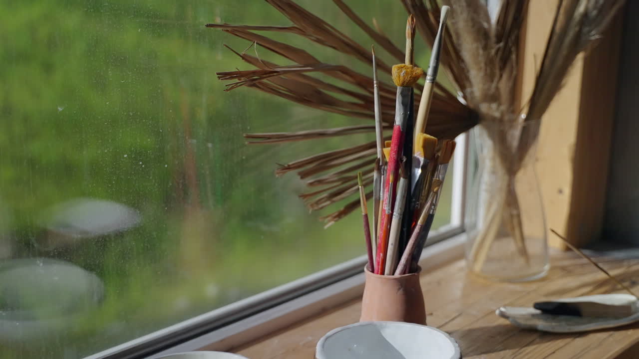 창문 에 있는 예술가의 물품
