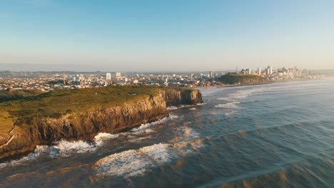 Toma-Cinematográfica-Aérea-De-Drones-De-Altos-Acantilados-Rocosos-En-El-Océano-Atlántico,-Ubicado-En-Torres,-Rio-Grande-Do-Sul,-Brasil