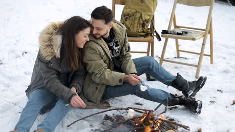 Pareja-Caucásica-Acampando-En-Un-Bosque-Nevado.