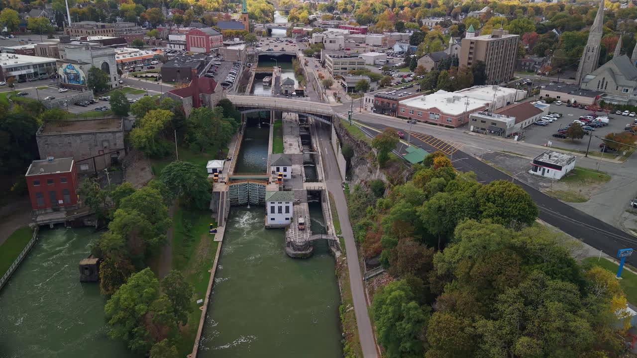 Veduta aerea delle chiuse di Lockport sul Canale Erie a Lockport, New York, USA con un complesso ingegneristico storico e il quartiere del centro