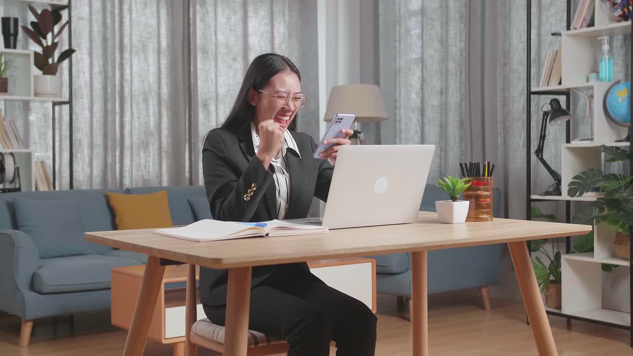 온라인에서 성공을 축하하는 사업가