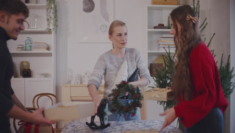 amigos colocando la decoración de navidad en la mesa