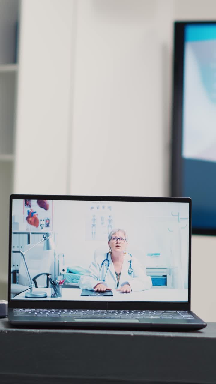 Video verticale: Contatore con videochiamata online su laptop