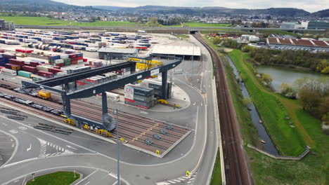 vista aérea de una terminal de contenedores ocupada