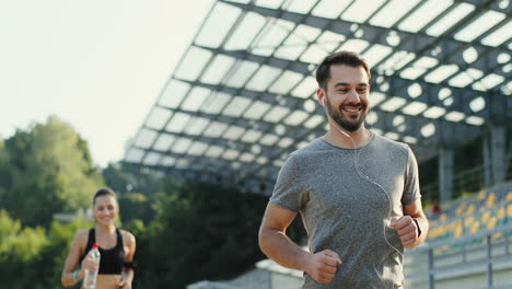 Junger-Jogger,-Der-An-Einem-Sommertag-Im-Stadion-Läuft