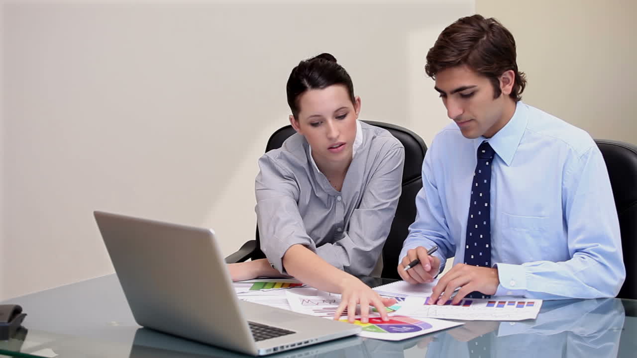 video de una gente de negocios trabajando