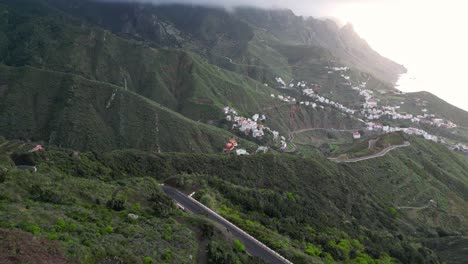 Schöne-Luftaufnahme-Mehrerer-Städte-Zwischen-Den-Grünen-Bergen-Von-Teneriffa-Mit-Dem-Meer-Im-Hintergrund-Bei-Sonnenuntergang