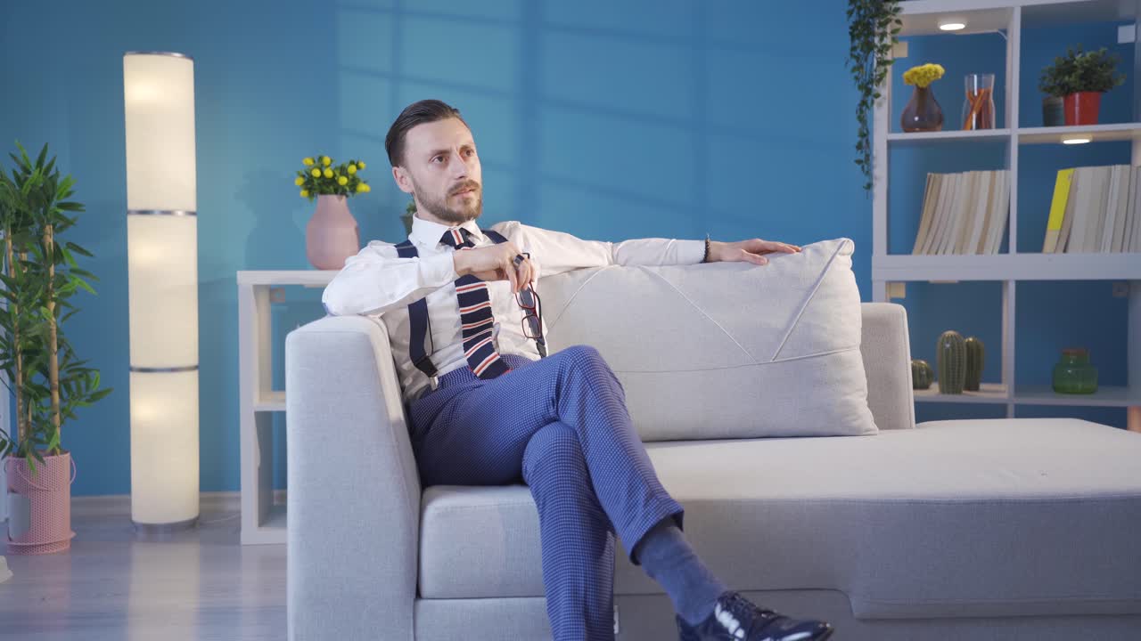 멋진 남자, 진지한 생각, 독특한 옷 스타일과 라이프 스타일. 미래를 생각하고 상상합니다.