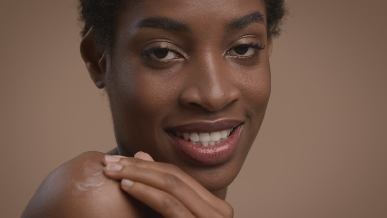 Une femme s'applique une lotion