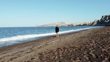 Órbitas-En-Cámara-Lenta-En-La-Playa-De-Vlychada