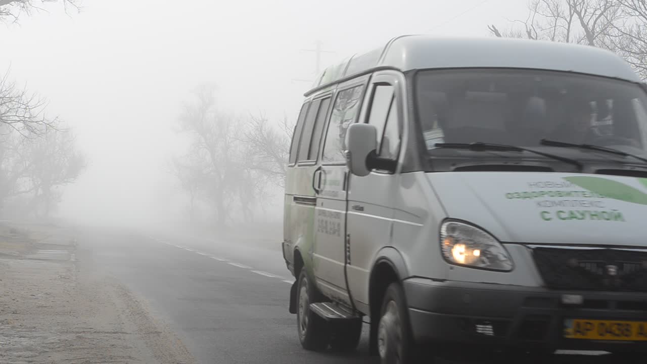 Дорога в тумане, автомобиль. Туман и дорога