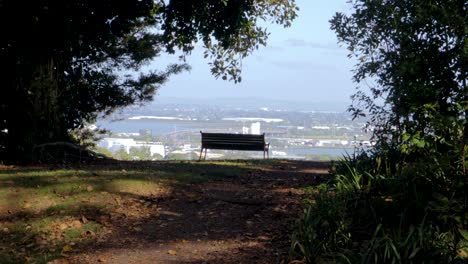 Banco-Vacío-Turismo-Ciudad-De-Auckland,-Ciudad-De-Fondo,-Monte-Cecilia-Paisaje-De-Auckland