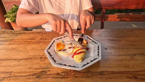 persona cortando y comiendo un pastel en un día soleado