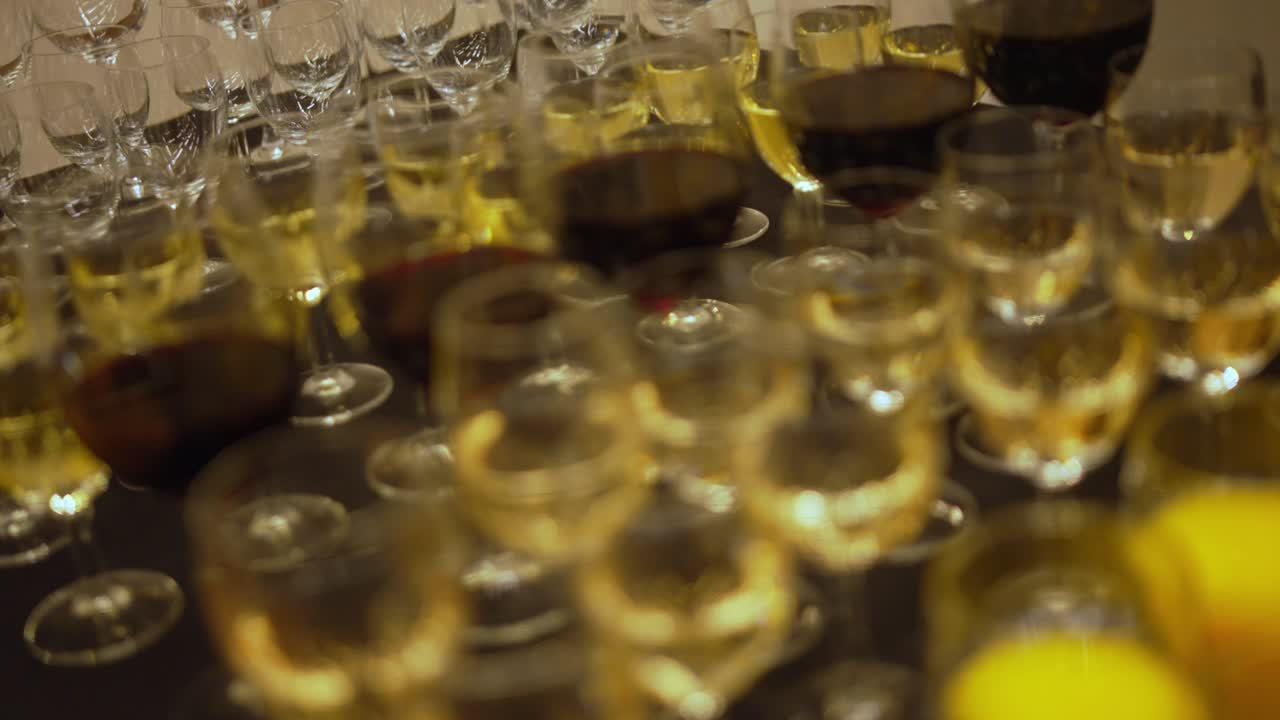 Bicchieri di vino bianco e rosso sono esposti in fila alla reception