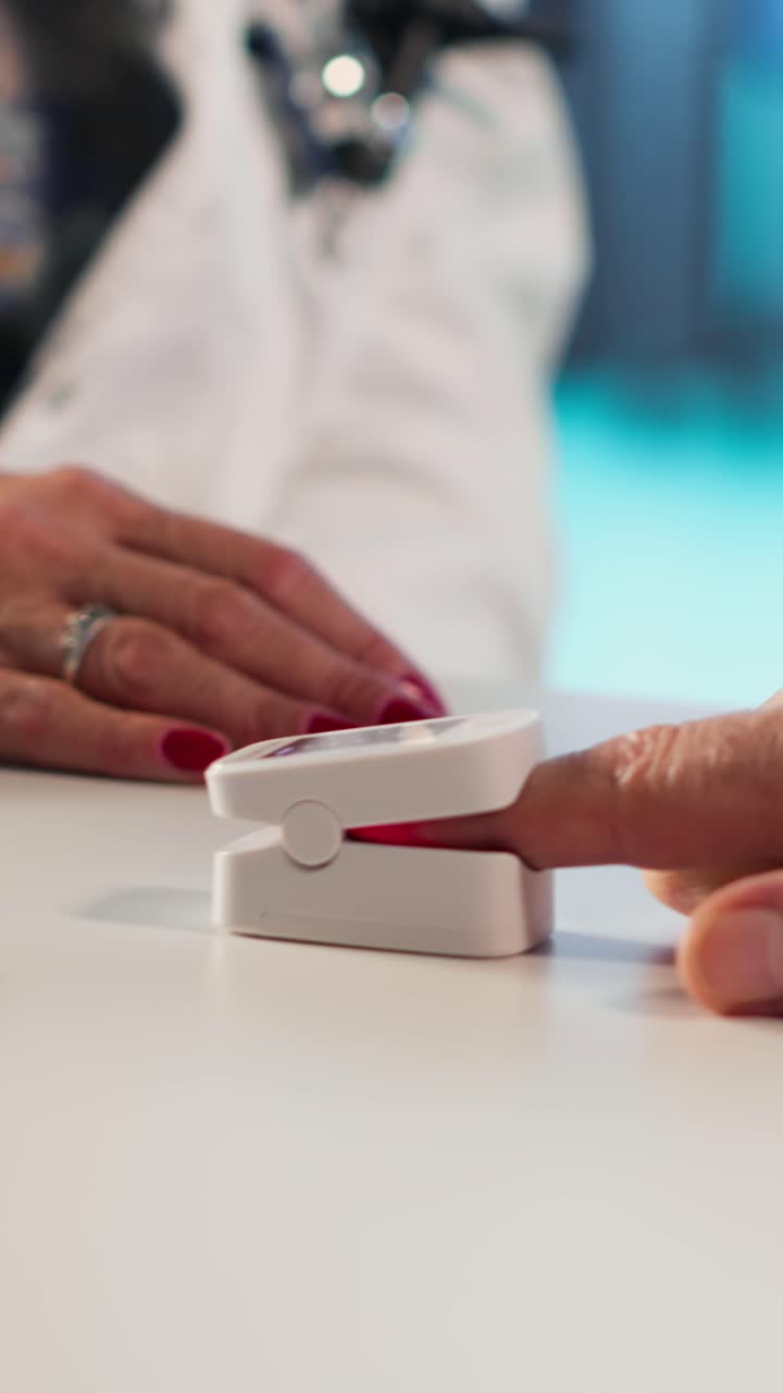 Video verticale: Professionista sanitaria donna che usa un ossimetro per misurare i livelli di ossigeno.
