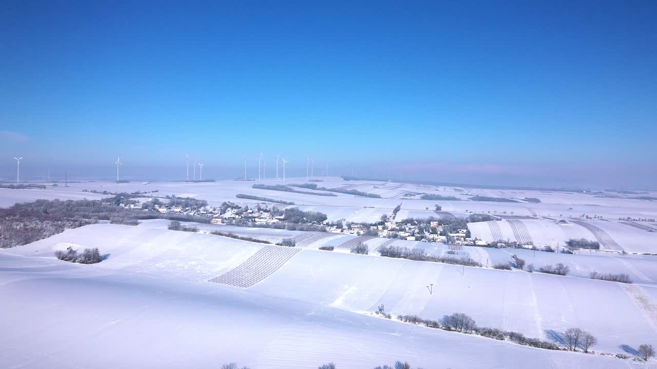 weinviertel, zistersdorf, lower austria에서 겨울 동안 설경 평원과 풍력 터빈의 탁 트인 전망