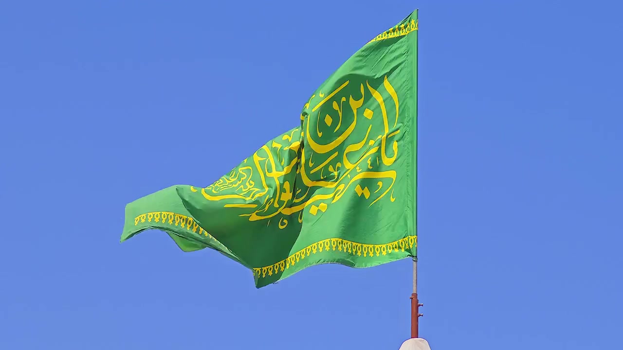 Bandiera islamica verde che sventola contro un cielo azzurro e limpido