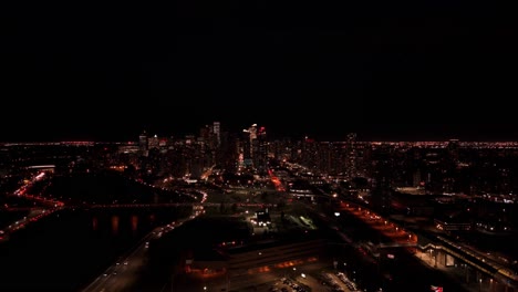 Drohnenflug-Der-Innenstadt-Von-Calgary-Bei-Nacht