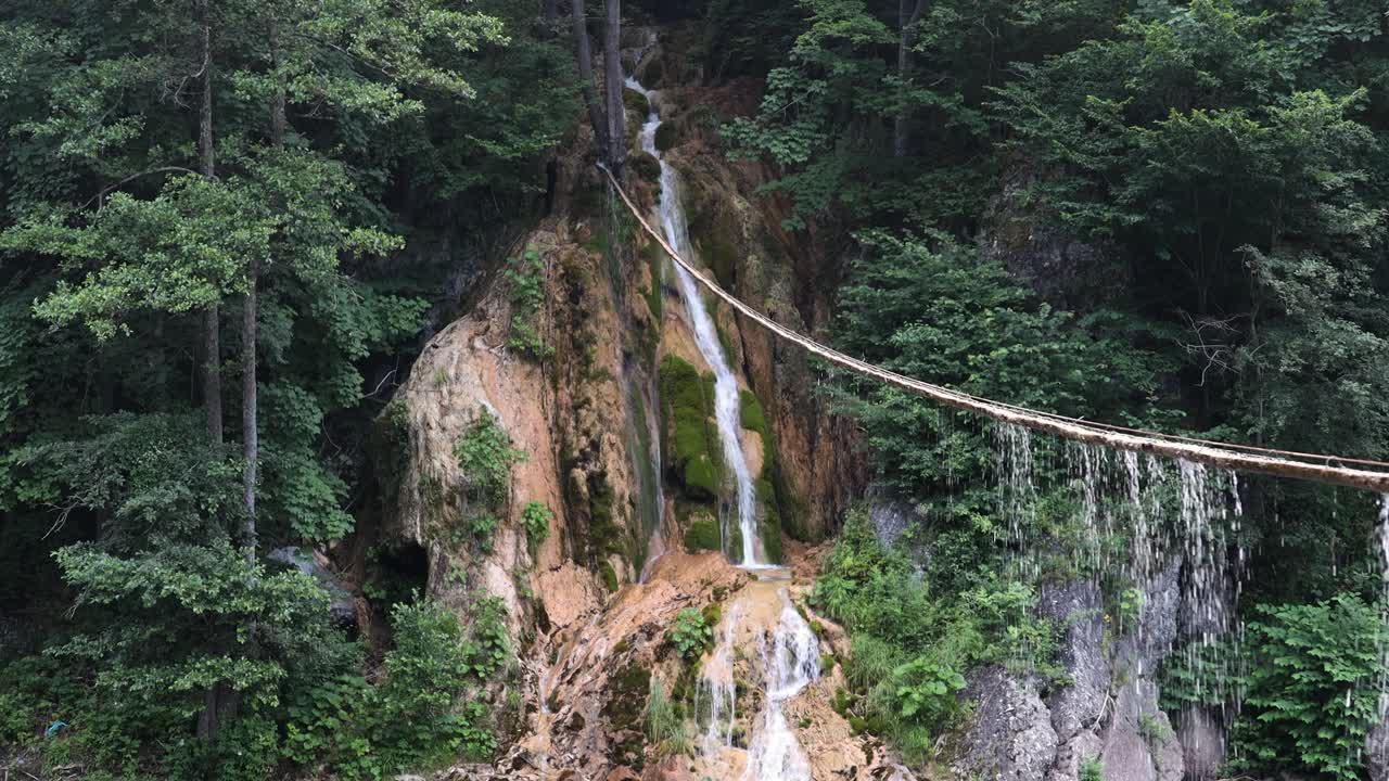 cuerda larga en la cascada de sipote de las montañas trascaului en el valle de aries en transilvania, rumania
