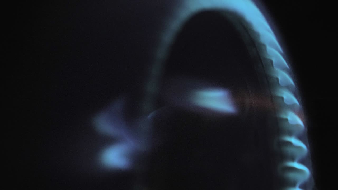 una mirada más cercana de la llama azul de la estufa de gas. el aumento de los precios de la energía. primer plano