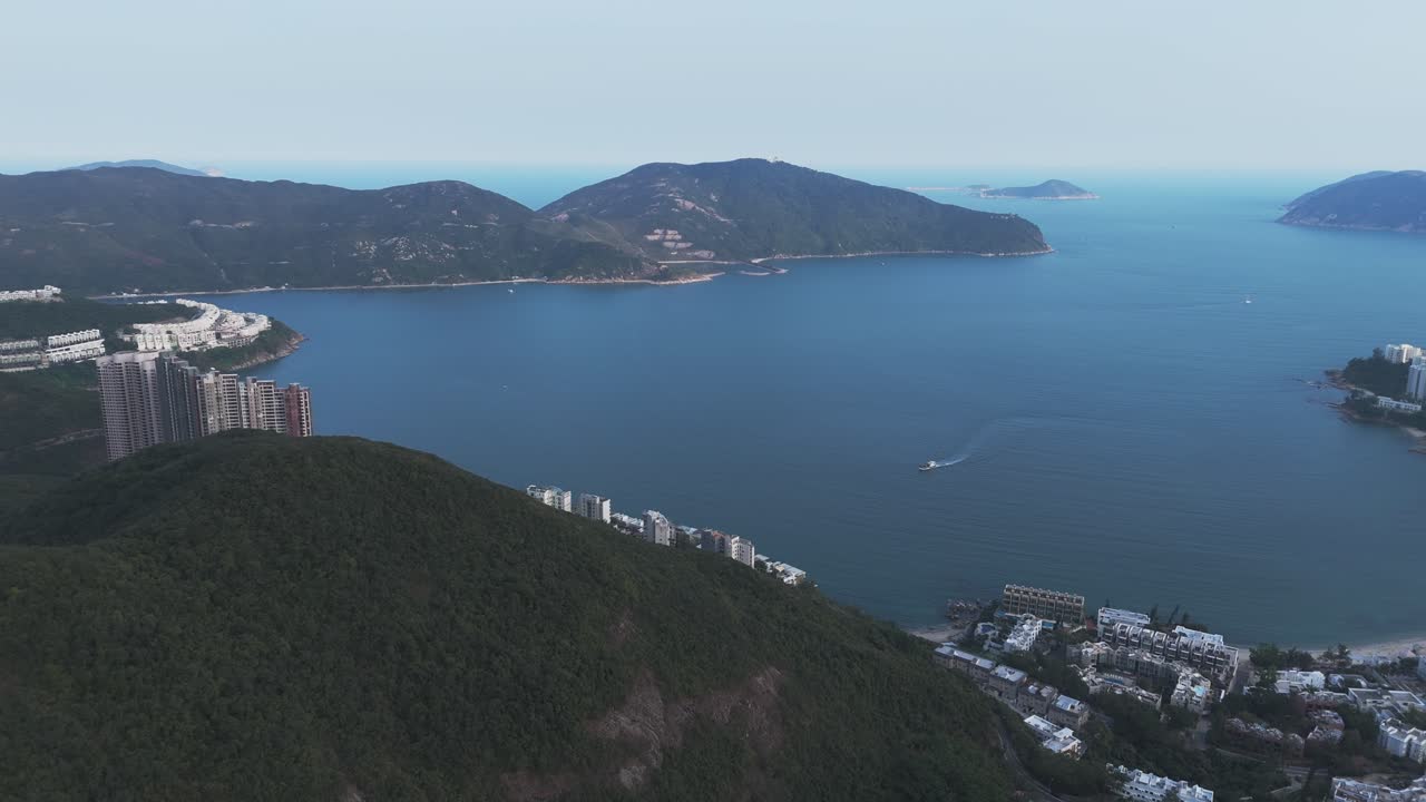 Hình ảnh trên không từ drone của Vịnh Repulse ở Hồng Kông. Cho thấy bãi cát, nước biển xanh ngọc, phong cảnh đồi núi phía sau và đường chân trời thành phố toàn cảnh trong một khung cảnh ven biển tuyệt đẹp