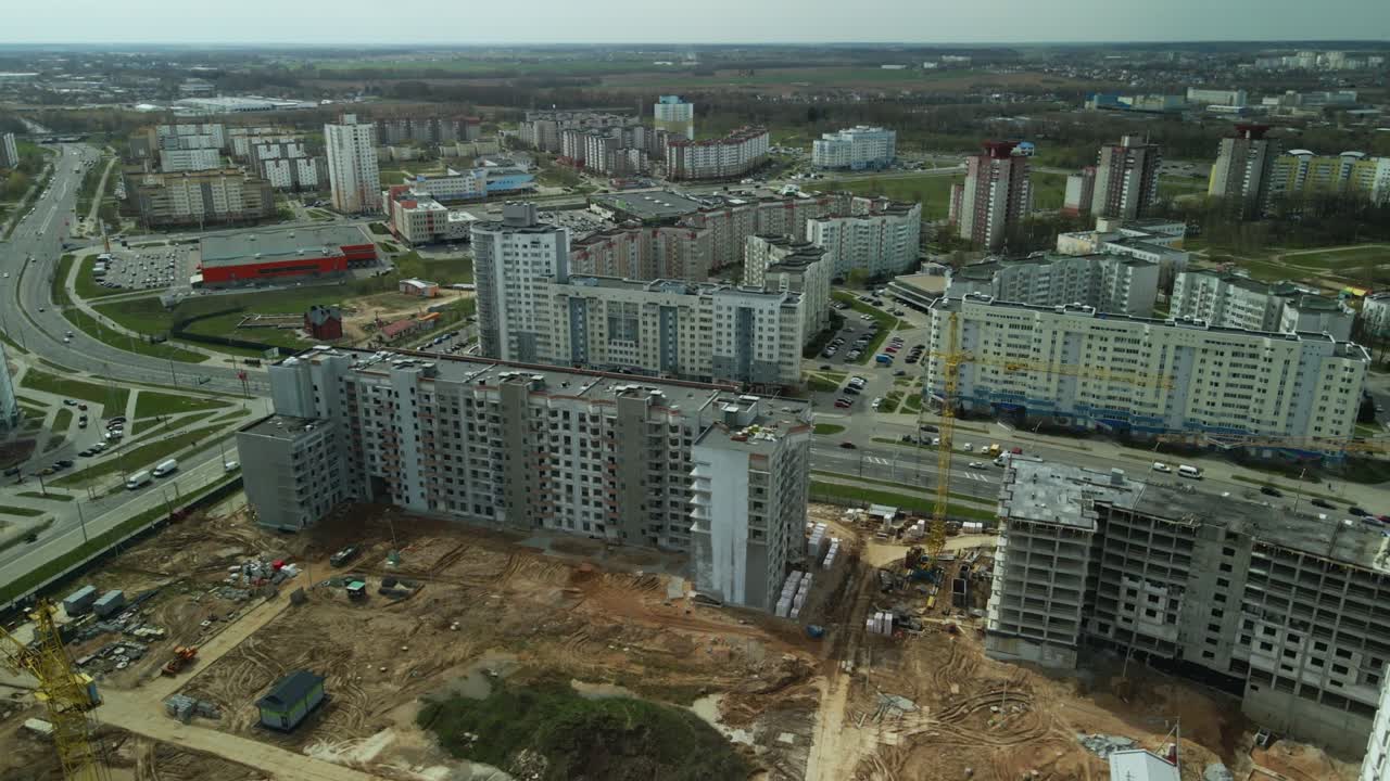 gran sitio de construcción. construcción de un moderno edificio residencial de varios pisos