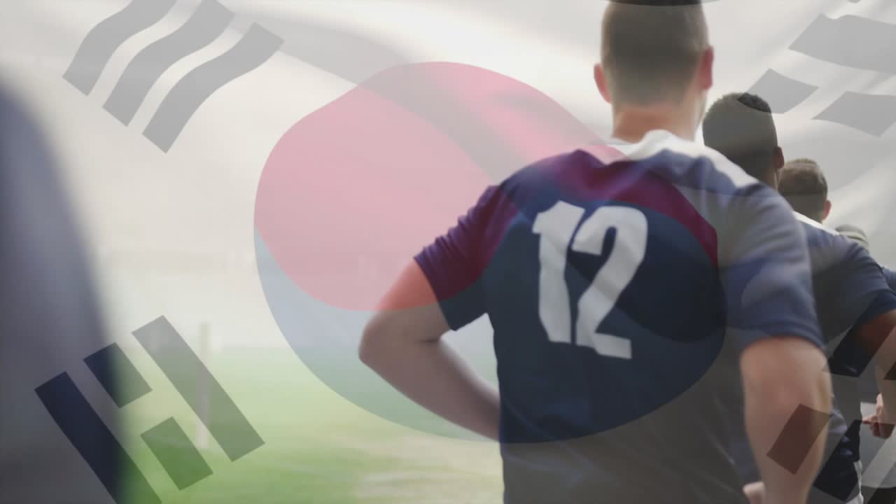 カメラが6人のラグビー選手をパンし、ピッチを見回す。韓国の国旗のオーバーレイがフェードアウトしながら団結を強調する