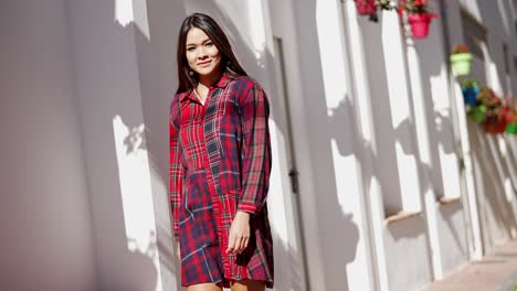 mujer con un vestido de camisa a cuadros