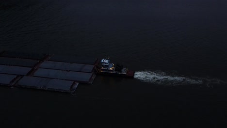 Ein-Lastkahn,-Der-Kurz-Nach-Sonnenuntergang-Große-Schiffscontainer-Den-Hudson-River-Im-New-Yorker-Hudson-Valley-Hinaufschiebt