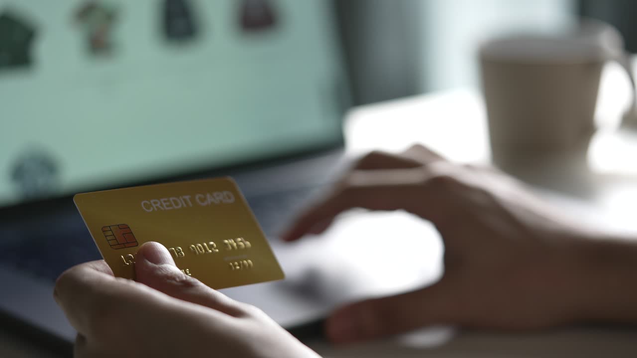manos masculinas con tarjeta de crédito y usando una computadora portátil. compras en línea