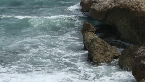 Olas-Rompiendo-En-Las-Rocas,-Bonaire