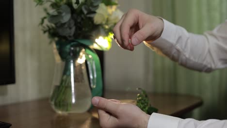 El-Novio-Con-Camisa-Blanca-Deja-Caer-Los-Anillos-De-Boda-En-La-Palma-De-Su-Mano.-El-Hombre-Toca-Los-Anillos.