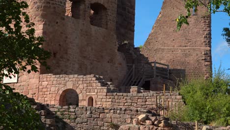 In-Den-Ruinen-Der-Drei-Burgen-Von-Eguisheim-Stehen-Noch-Treppen-Und-Mauern