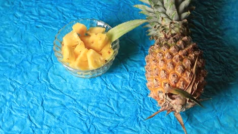 piña entera sobre un fondo azul brillante