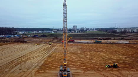 Grúa-Dejando-Caer-Un-Peso-Pesado-Para-La-Compactación-Dinámica-Del-Suelo---Vista-Aérea-De-Paralaje