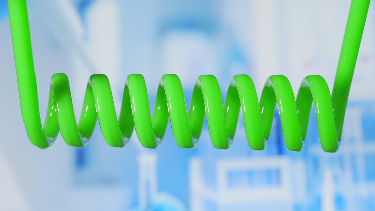 과학 유리 콘덴서에서 회전하는 녹색 액체의 근접 및 느린 움직임 - 새로운 약물 및 약용 화합물 개발 - 코로나 바이러스 백신을 찾는 것 - 고품질 4k 영상