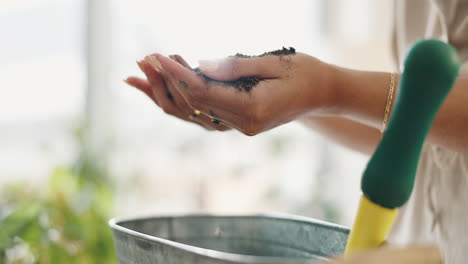 jardinería de la mujer, preparación del suelo para la siembra