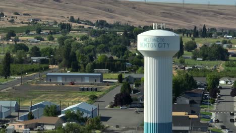 Toma-De-Drone-De-La-Torre-De-Agua-De-Benton-City-En-Un-Día-Soleado