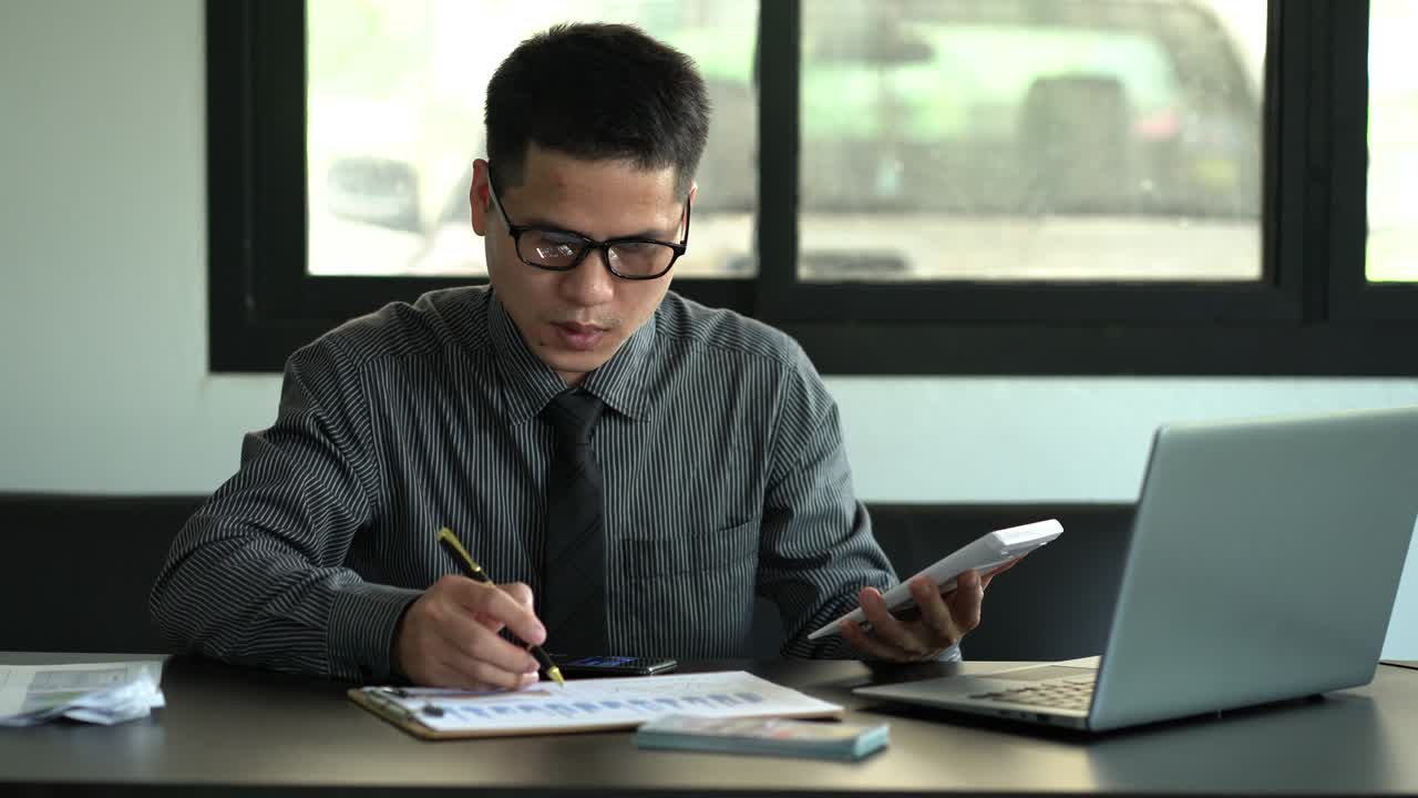 cálculos con documentos empresariales política y plan analistas están analizando datos de gráficos para mejorar el rendimiento. concepto de negocio y educación