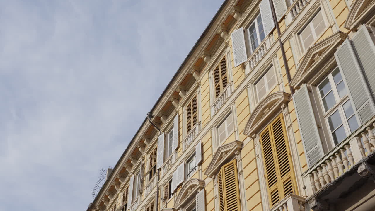 Facciata storica di un edificio a Genova, Italia, che evoca l'architettura classica.