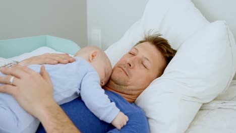 Padre-Y-Niño-De-Bahía-Durmiendo-En-El-Dormitorio-4k