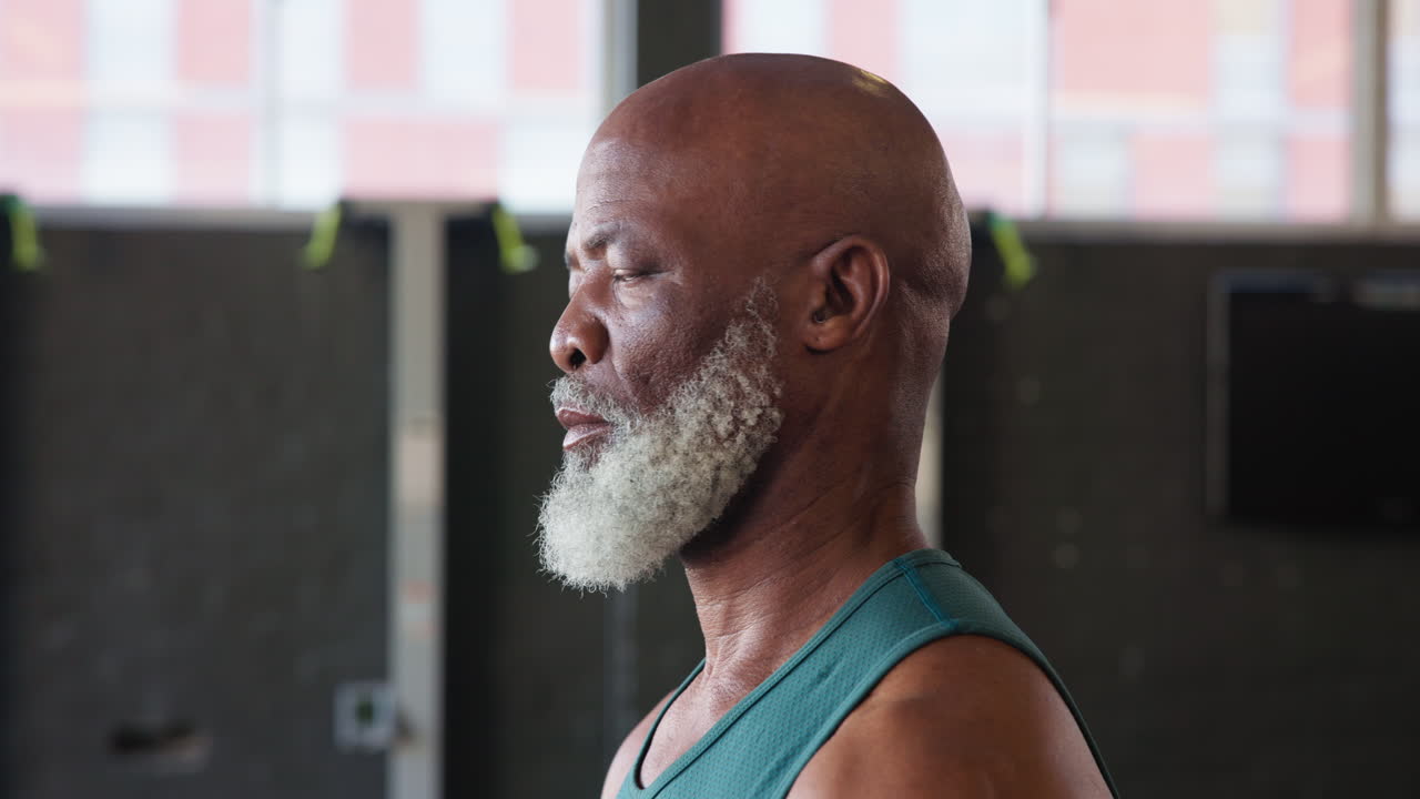 retrato de un hombre mayor en forma y decidido en un gimnasio