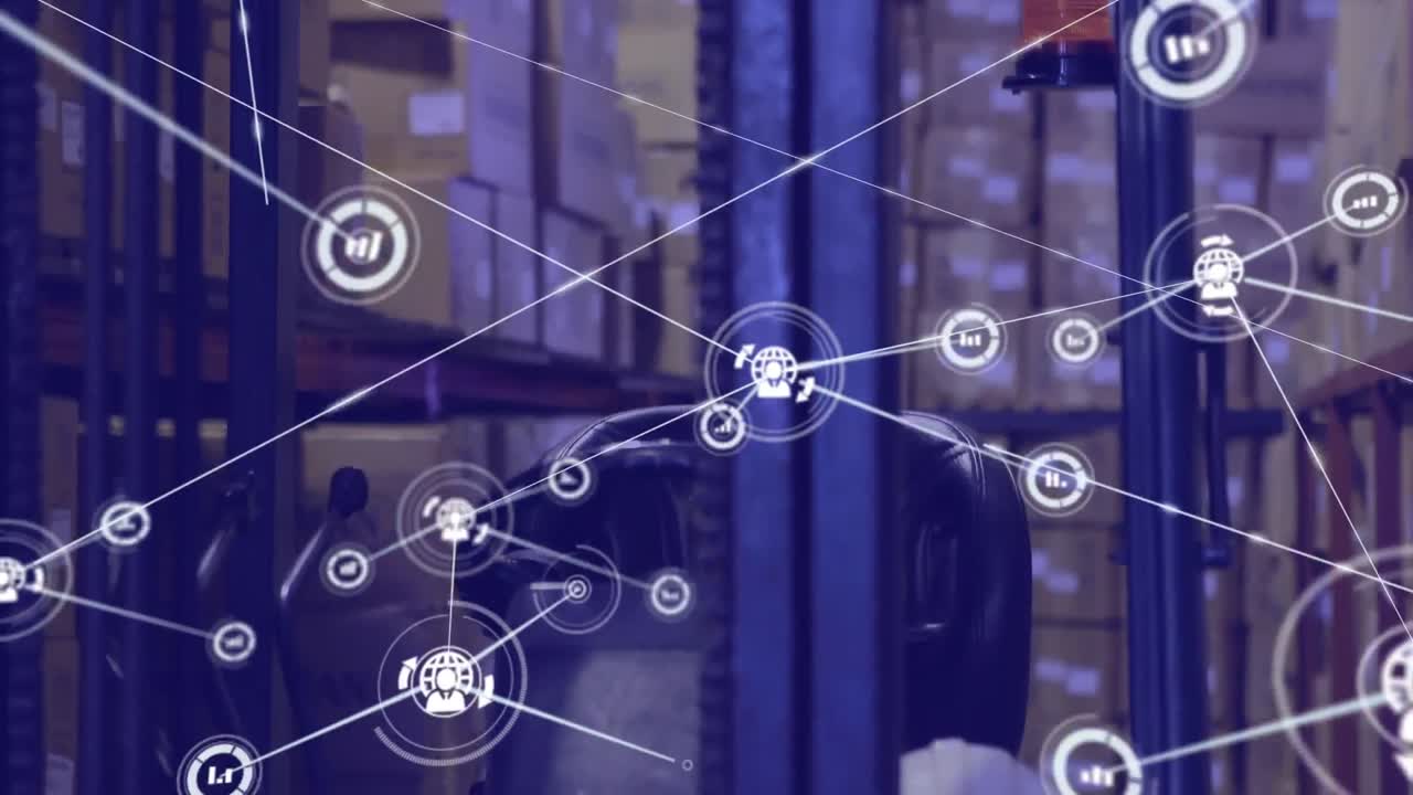 red de iconos digitales contra el vehículo de la máquina de montacargas en el almacén