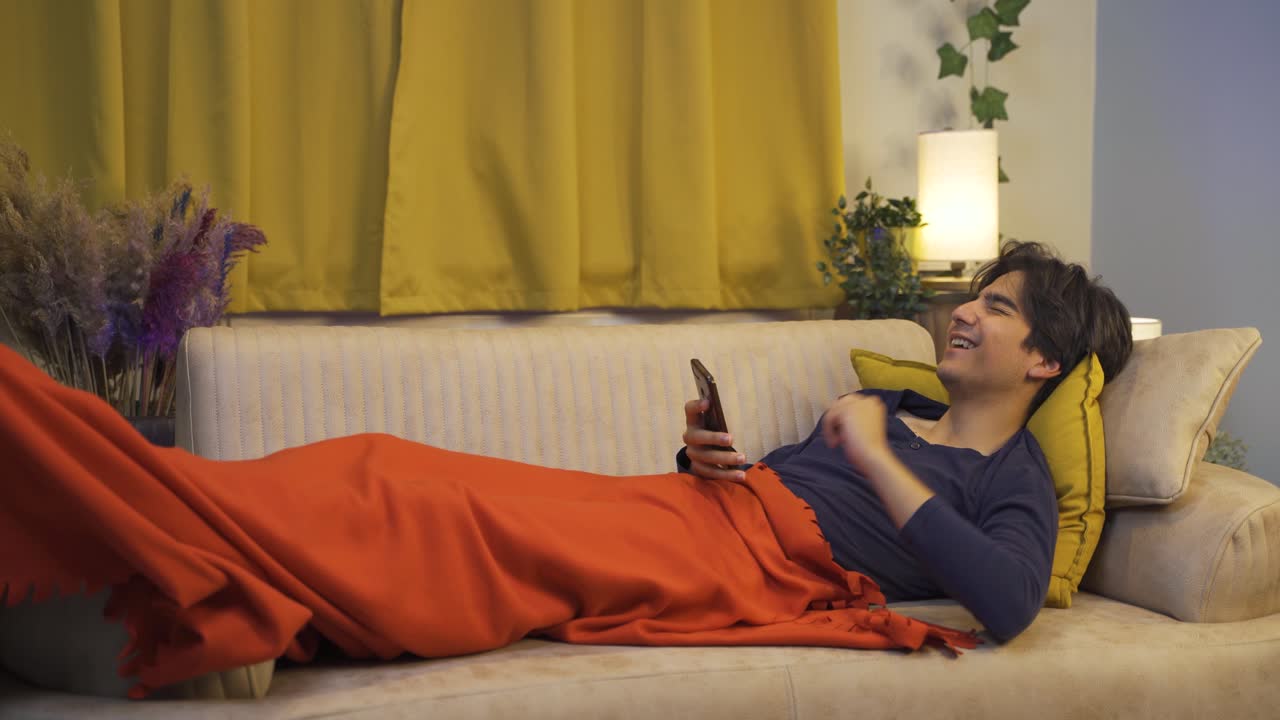 hombre riendo mirando el teléfono.